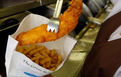 Milhares de restaurantes de "peixe e batatas fritas" podem fechar no Reino Unido. Eis porquê - TVI