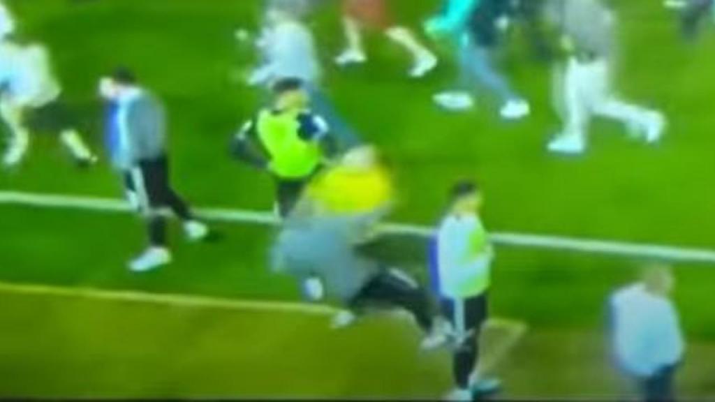 Capitão do Sheff Utd agredido por adepto do Nottingham Forest (youtube)