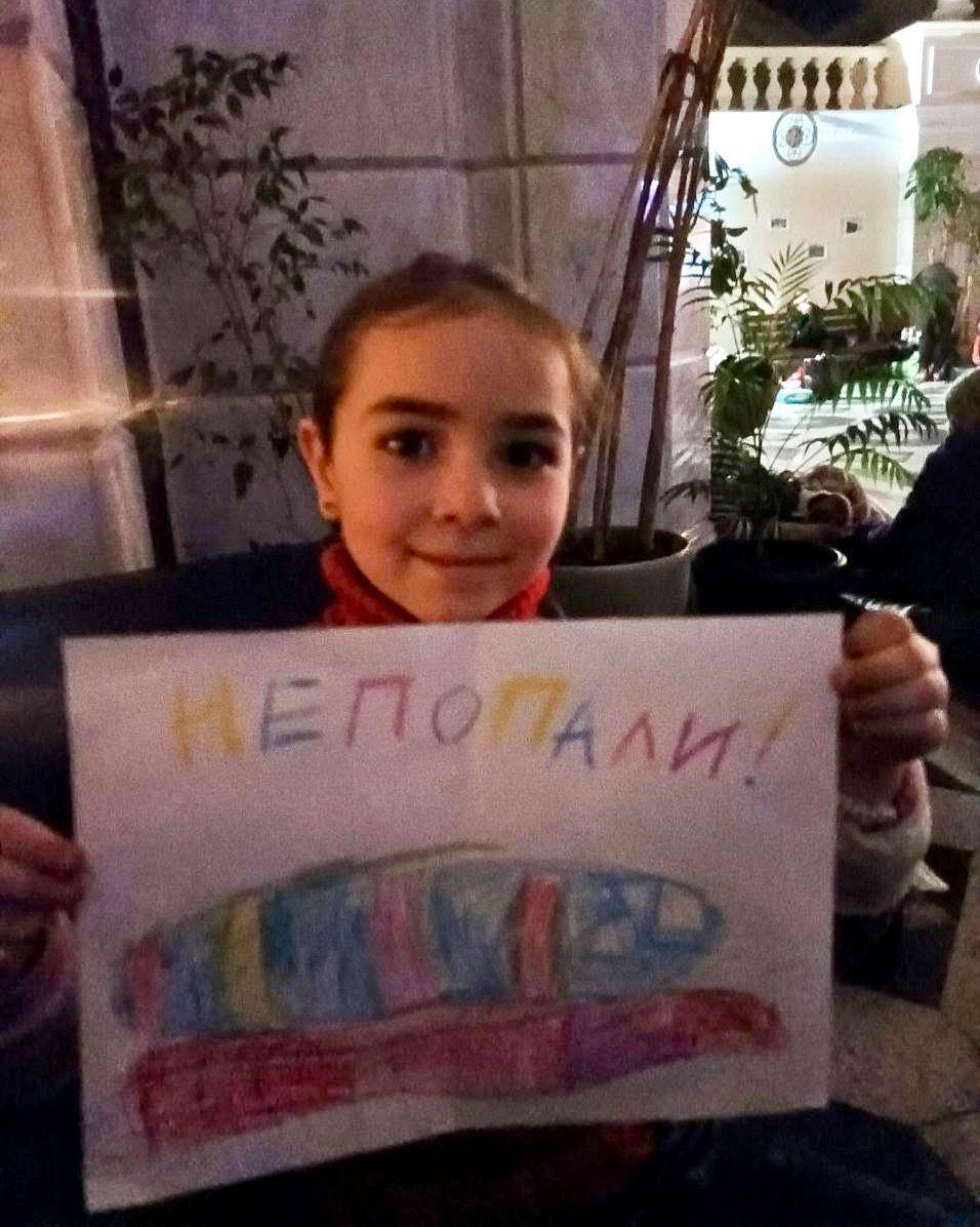 Na estação, Amaliia desenhou um rocket e escreveu por cima "não nos atingiu". Foto: DR