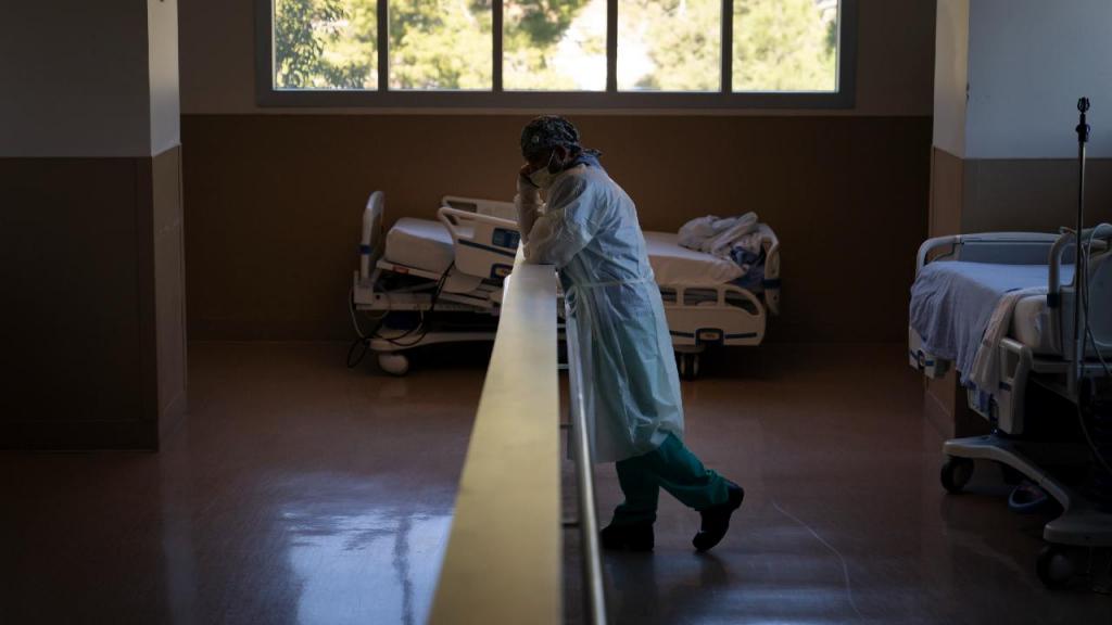 Vítor Rodrigues, da Liga Portuguesa Contra do Cancro, diz que os profissionais de saúde e o próprio Serviço Nacional de Saúde estão "estoirados". (AP Photo/Jae C. Hong, File)
