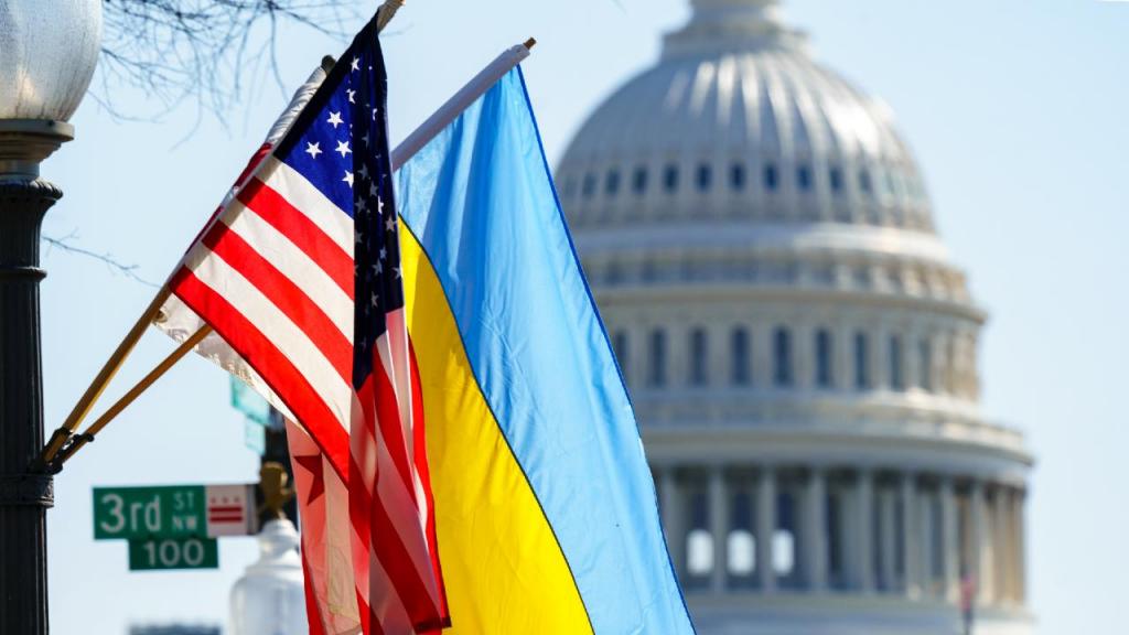 Bandeiras dos EUA e da Ucrânia junto ao Capitólio (J. Scott Applewhite/AP)