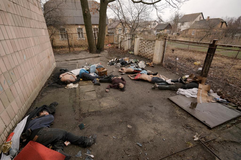 Corpos encontrados na rua Yablunska, em Bucha (Vadim Ghirda/AP)