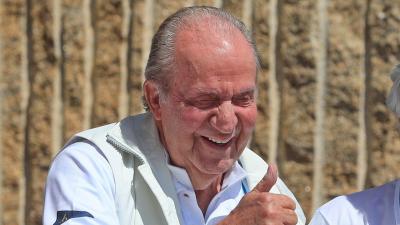 “Viva o rei!” Quase dois anos depois, Juan Carlos I volta a Espanha e é recebido em euforia - TVI