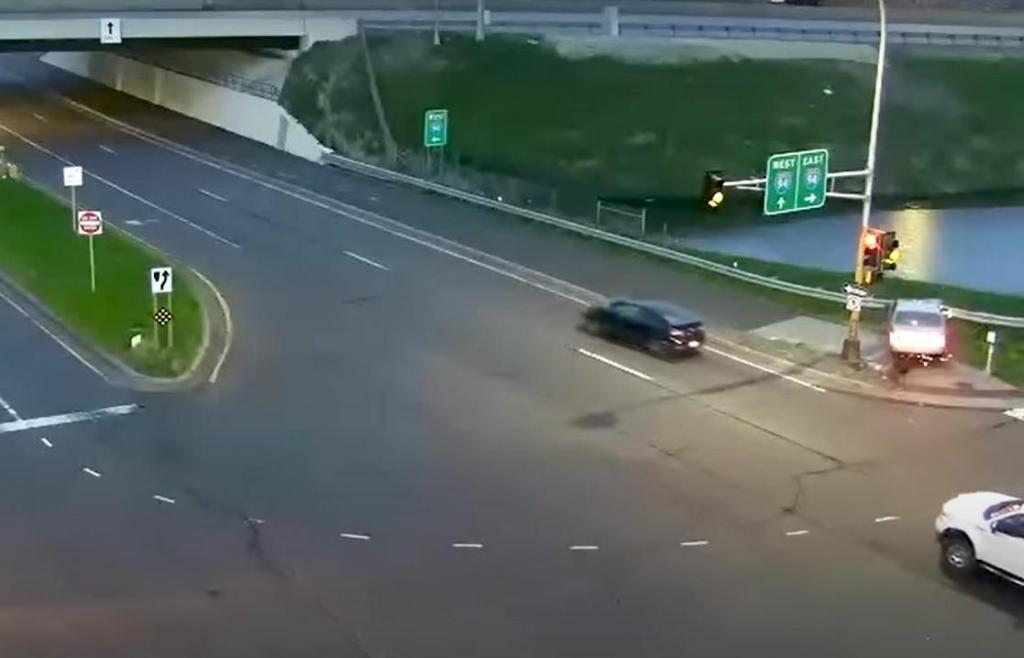Acidente em cruzamento (captura YouTube «Minnesota Traffic Live»)