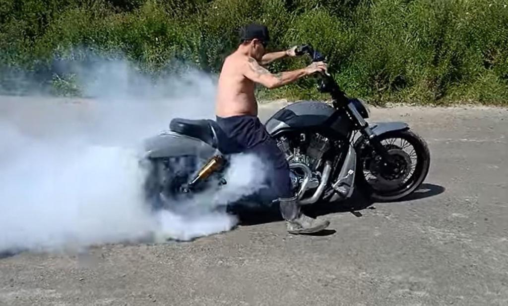 Burnout numa Harley-Davidson (captura YouTube)