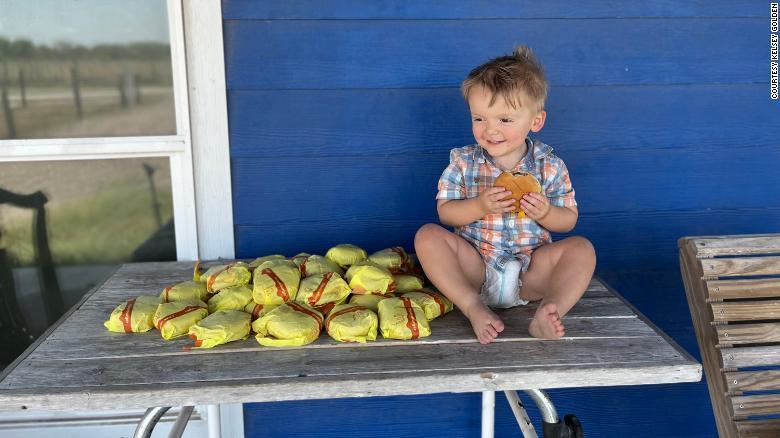 Barrett Golden de dois anos encomendou 31 cheeseburgers por acaso