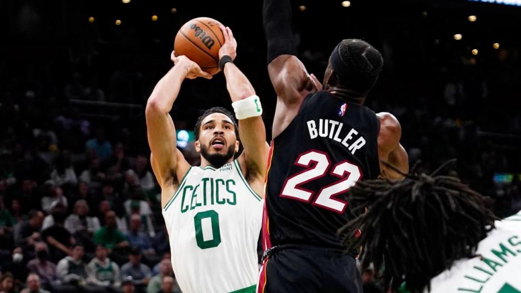 Jayson Tatum e Jinny Butler no jogo 4 da final de conferência entre Boston Celtics e Miami Heat