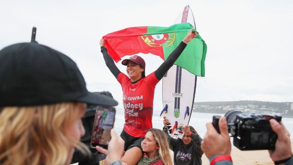 Teresa Bonvalot festeja vitória na final da GWM Sydney Surf Pro, na Austrália