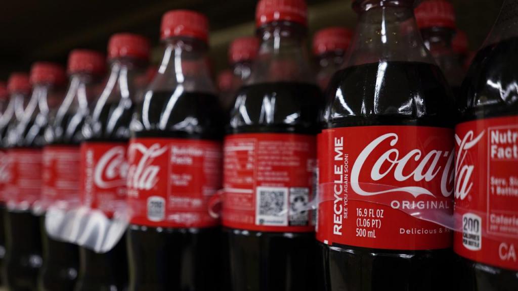 Coca-cola apresenta nova tampa (Foto: AP/Nam Y. Huh)