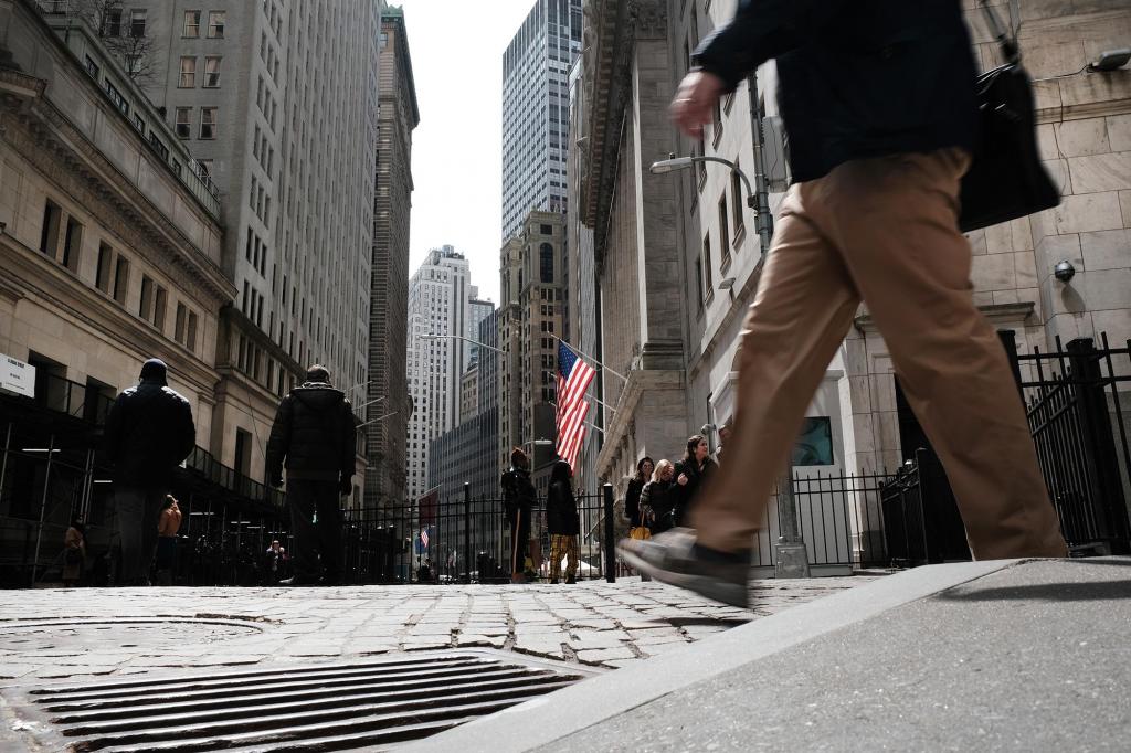 Pedestres caminham junto à Bolsa de Nova Iorque (NYSE) a 4 de Abril de 2022 na cidade de Nova Iorque. Foto: Spencer Platt/Getty Images