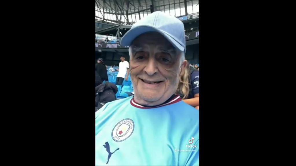 Adepto leva avô com demência ao último jogo da época do Man. City (vídeo/CharlieGibson)