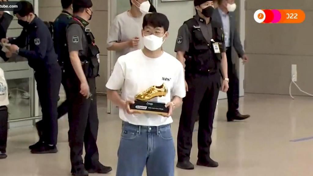 Son recebido como um herói na chegada à Coreia do Sul com a Bota de Ouro (vídeo/Reuters)