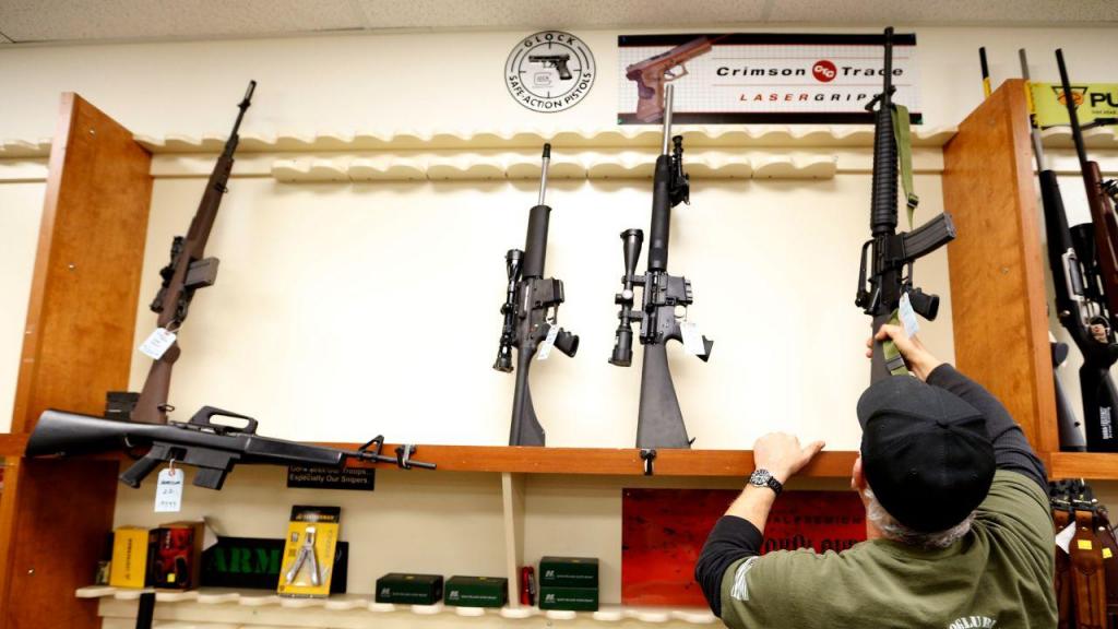 Venda de armas de assalto nos Estados Unidos (Keith Srakocic/AP)
