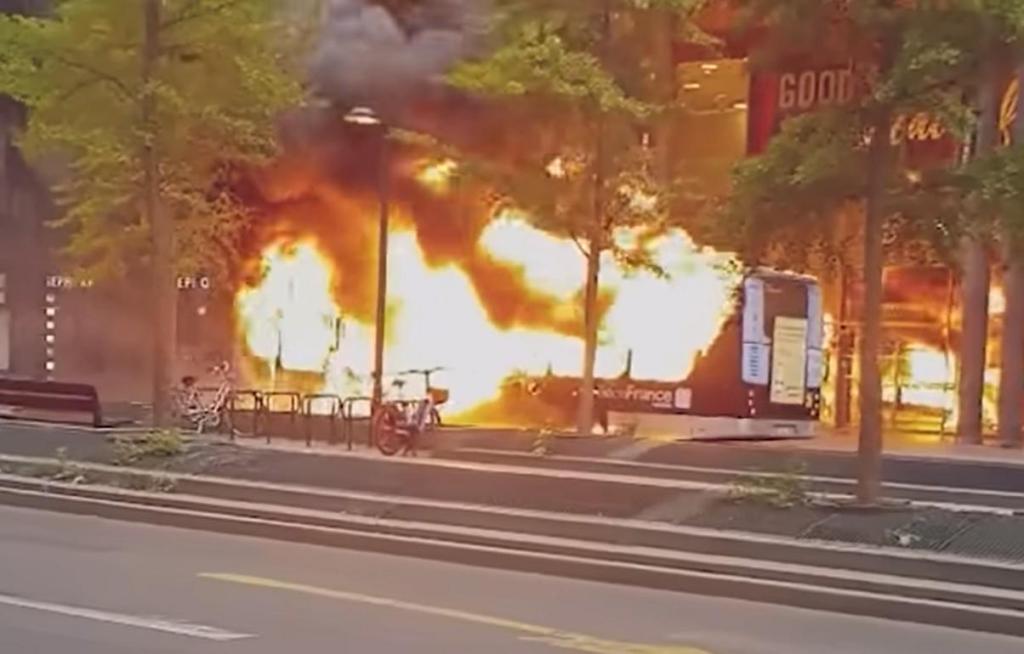 Autocarro elétrico incendeia-se (captura YouTube «VIXX») 