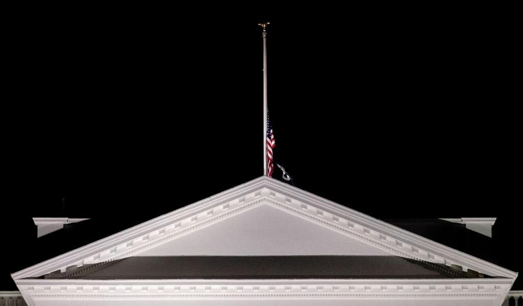 Bandeira a meia haste na Casa Branca após mais um tiroteio nos Estados Unidos. Fonte: Stefani Reynolds / AFP