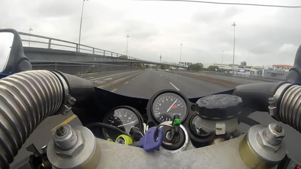 Motociclista em aceleração (captura YouTube)