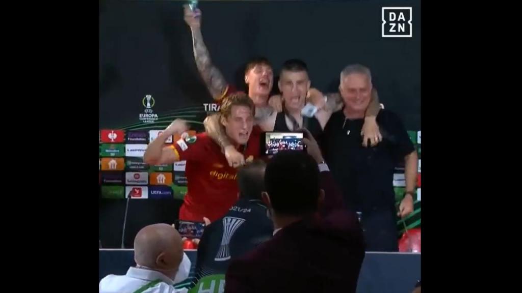 Jogadores da Roma invadem conferência e Mourinho junta-se à festa (vídeo/DAZN)