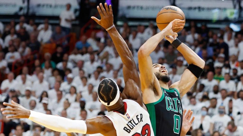 Jayson Tatum e Jimmy Butler no Miami Heat-Boston Celtics, jogo cinco da final da conferência Este da NBA