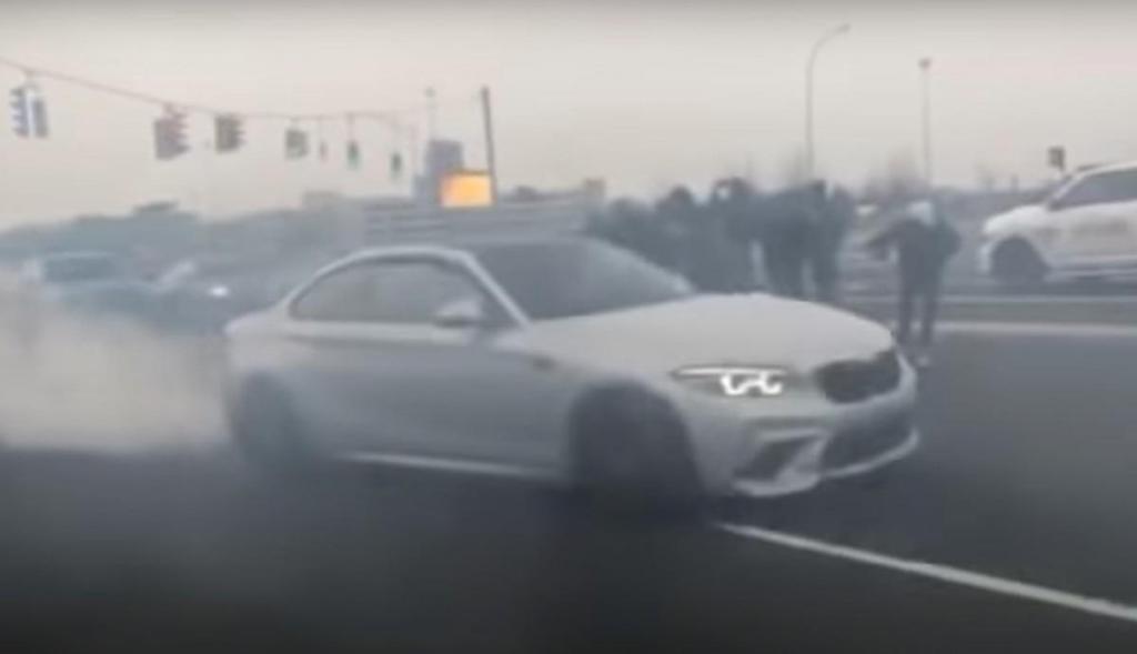BMW M2 Competition em burnout (captura YouTube)