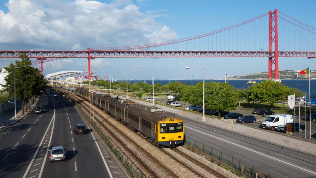 comboios da CP na zona urbana de Lisboa (Foto: David Gubler)