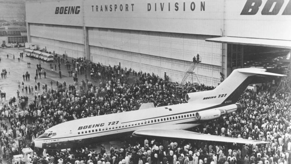 Multidão junta-se para observar o novo Boeing 727, em Seattle, Washington, 1962 (Central Press/Getty Images)