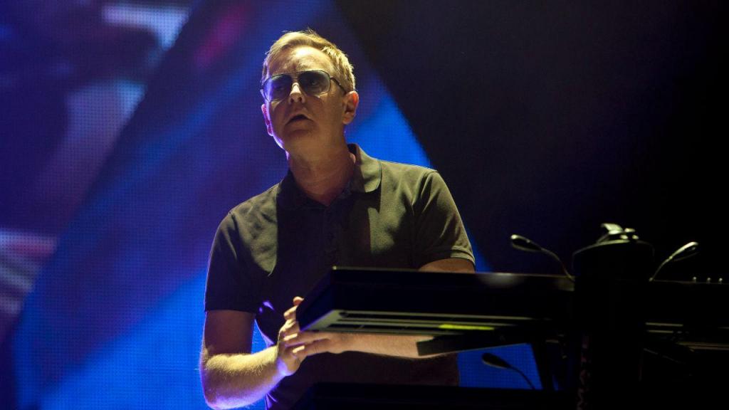 Andrew Fletcher da banda britânica Depeche Mode, num concerto em 2014 (AP Photo/Abraham Caro Marin)