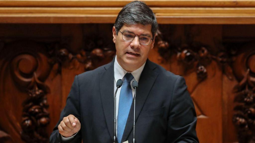 Eurico Brilhante Dias intervém durante a sessão plenária de encerramento da discussão na especialidade da Proposta que aprova o Orçamento do Estado para 2022 (Manuel de Almeida, Lusa)