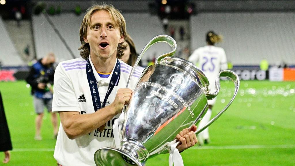 Luka Modric com o troféu da Champions