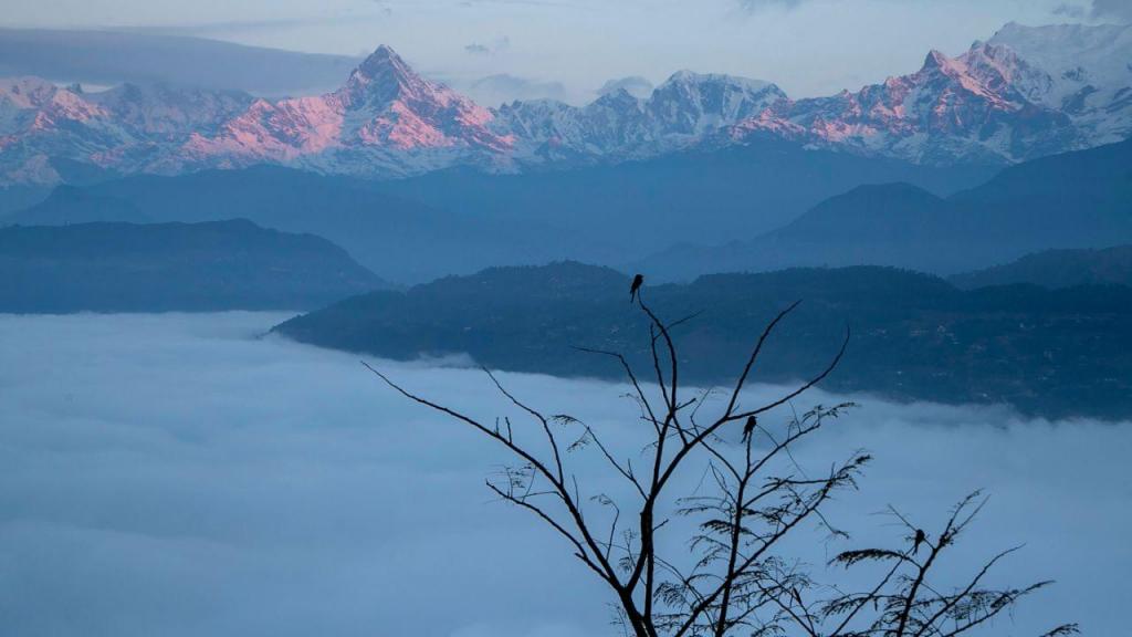 O avião foi dado como desaparecido numa zona montanhosa do Nepal (AP/Niranjan Shrestha)