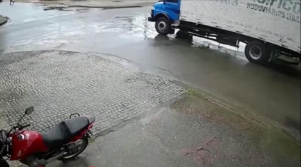 Acidente com moto no Brasil (captura YouTube «Truck Force»)