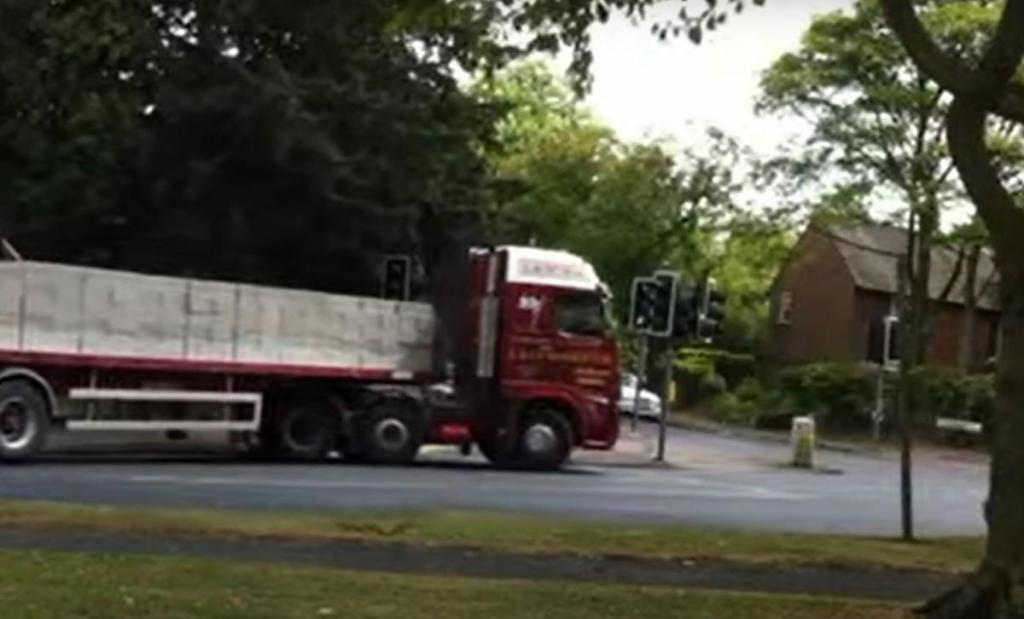 Camião em manobra mal feita (captura YouTube)