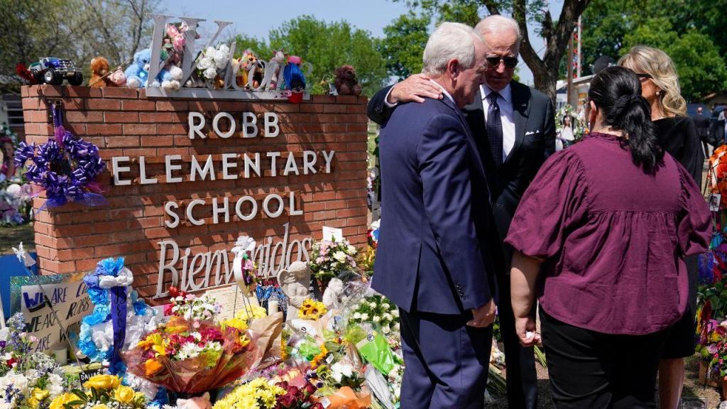 Joe Biden visita memorial das vítimas do tiroteio em Uvalde
