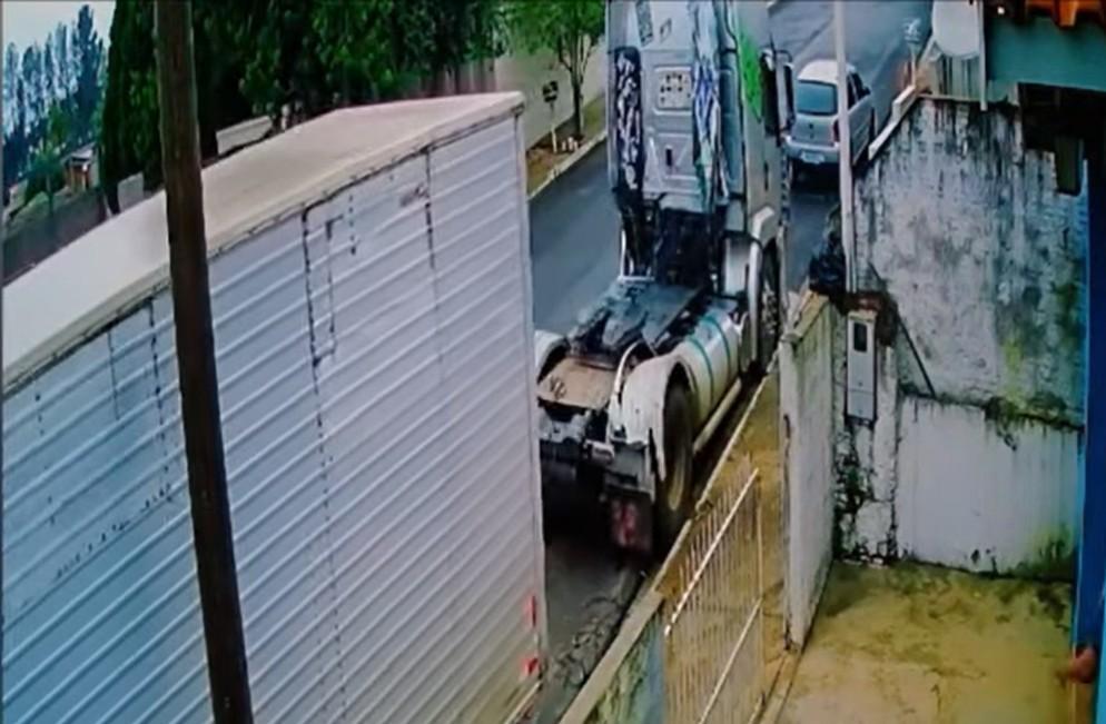 Reboque desprende-se de camião (captura YouTube «Truck Force»)