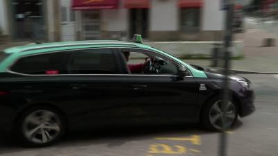 Taxista detido em Lisboa por esfaquear várias vezes motorista da Uber que lhe buzinou - TVI