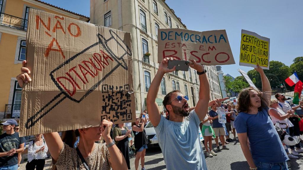 Protesto de negacionistas em Lisboa (Horácio Villalobos/Corbis via Getty Images