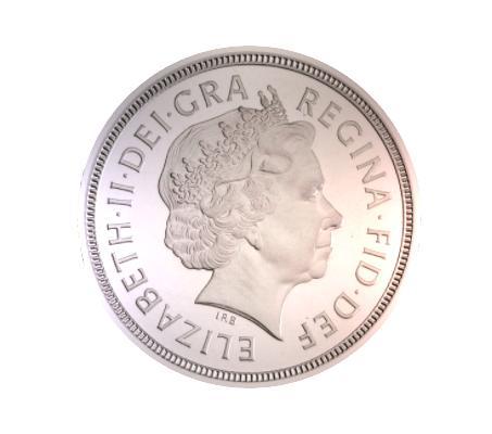 46 anos no trono, desenhada por Ian Rank-Broadley, 1998; Cada desenhador de moedas é convidado a adicionar as suas iniciais, e "IRB" é visível logo abaixo do retrato