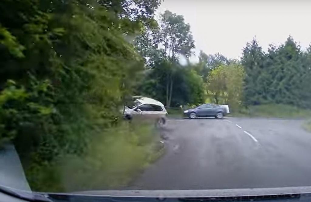 Carro entra pelo mato dentro (captura YouTube)