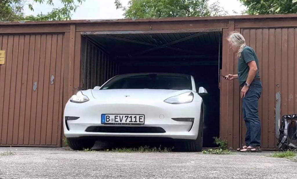 Tesla Model 3 com o Summon (captura YouTube) 