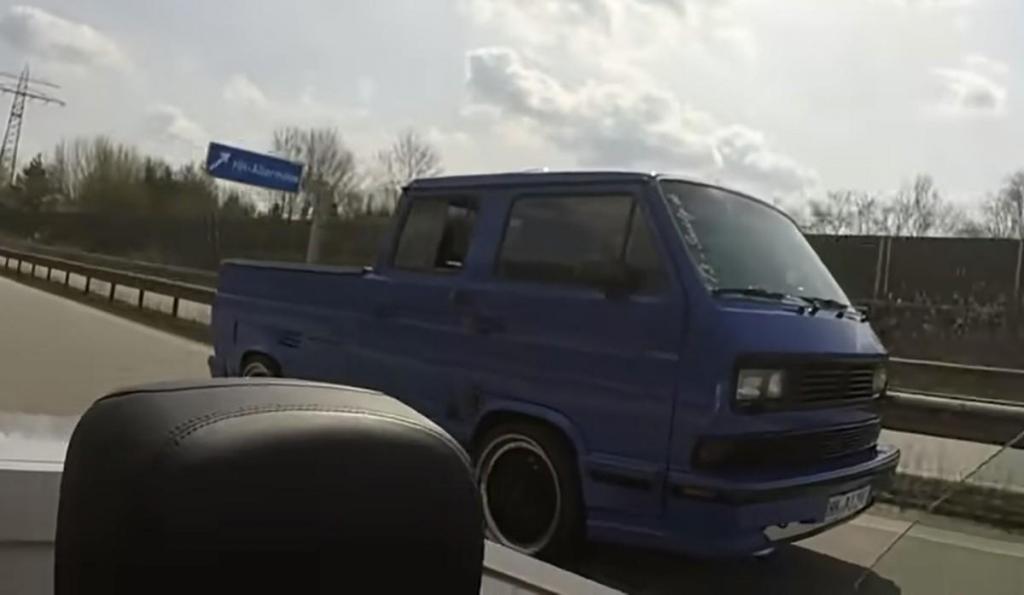 VW Transporter e BMW M3 (captura YouTube)
