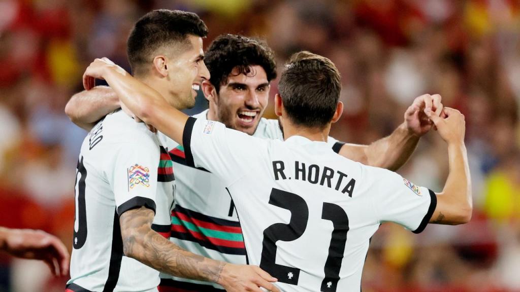 João Cancelo, Gonçalo Guedes e Ricardo Horta festejam o 1-1 no Espanha-Portugal
