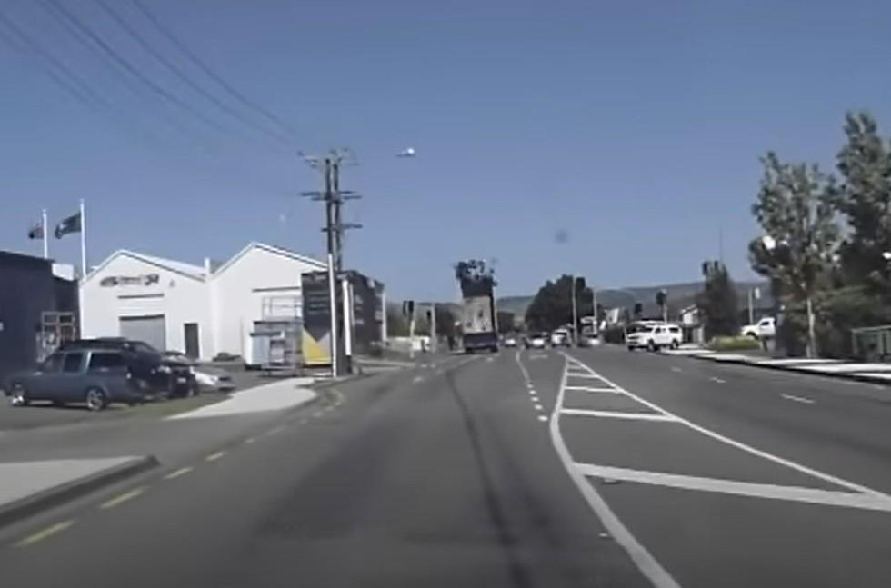 Acidente com camião basculante (captura YouTube «Dash Cam Owners Australia)