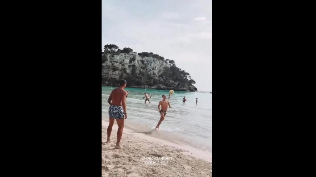 Nuno Santos junta-se a Lamela nas férias para dar toques na praia (Instagram/dariopinto)