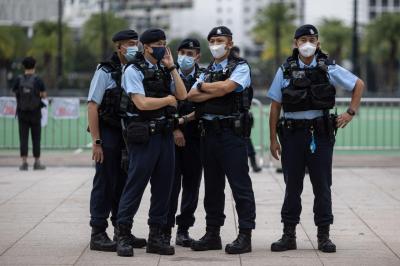 Polícia de Hong Kong detém mais de 200 pessoas em operação contra máfias - TVI