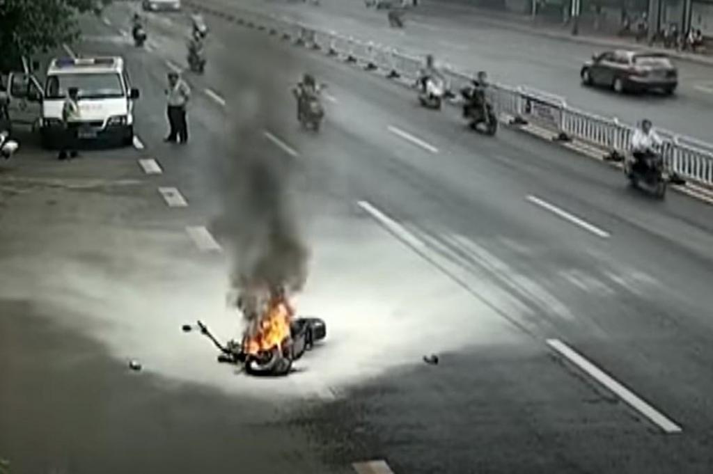 Scooter elétrica incendeia-se (captura YouTube «CGTN»)