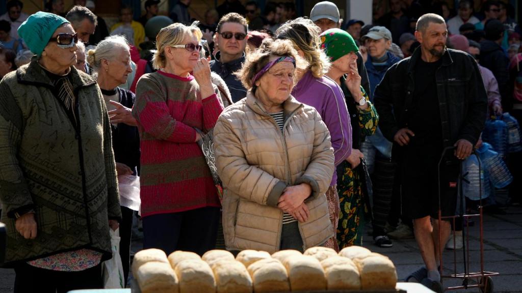 Populares juntam-se para receberem pão em Donetsk (Alexander Zemlianichenko/AP)