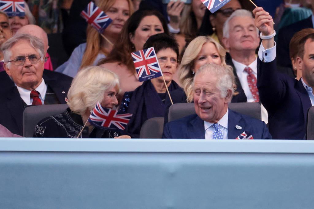 Príncipe Carlos bem-disposto com Camilla (AP)