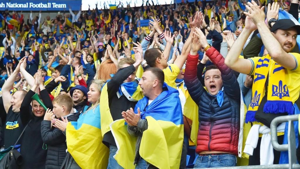 Adeptos da Ucrânia em Cardiff