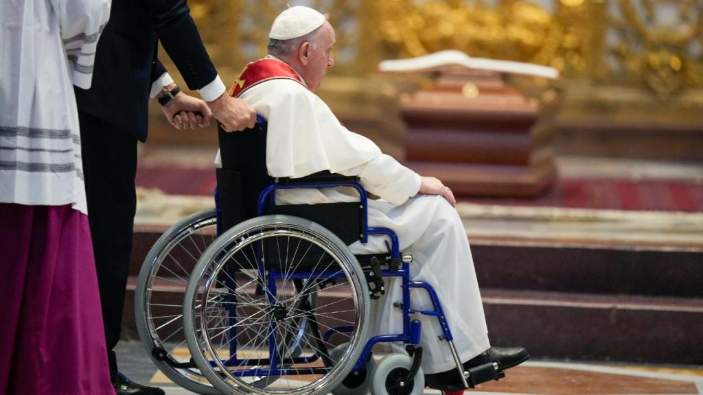 Papa Francisco de cadeira de rodas (Andrew Medichini/AP)