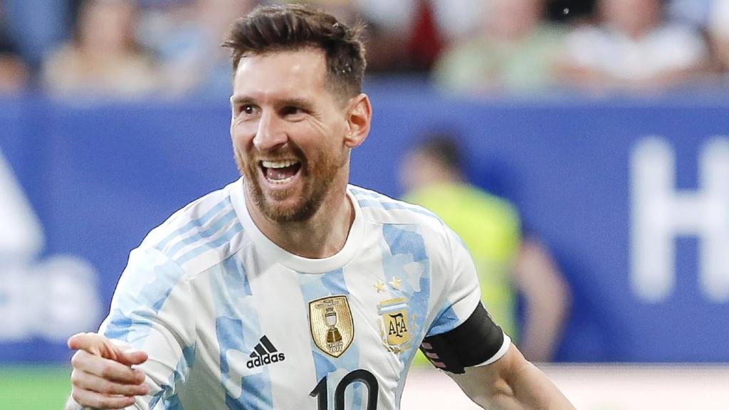 Lionel Messi fez os cinco golos do Argentina-Estónia