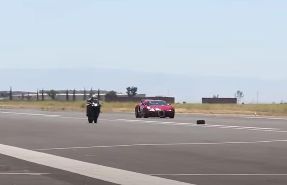 Kawasaki H2R e Bugatti Veyron Super Sport em drag race (captura YouTube)